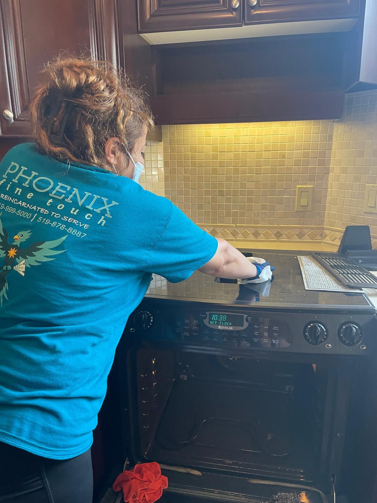 Phoenix employee in company uniform: Detailed kitchen cleaning