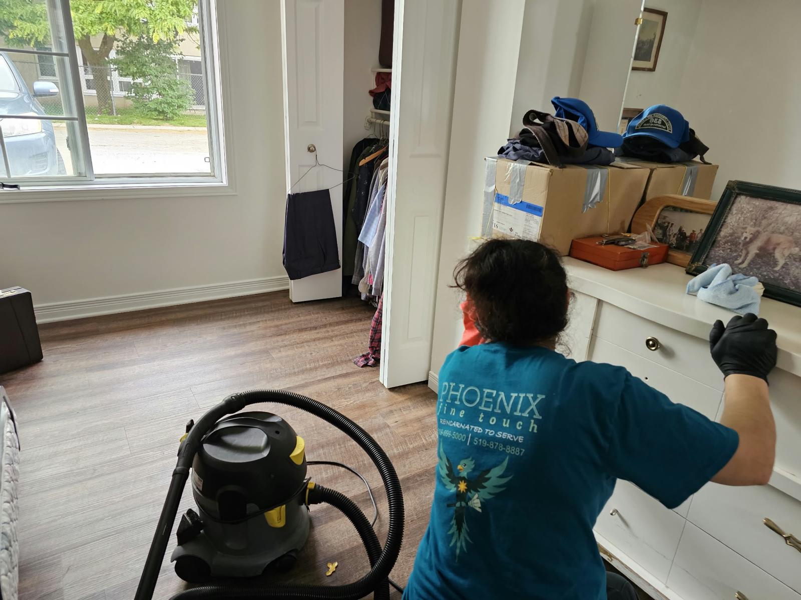 Phoenix employee in company uniform: Care around furniture and storage