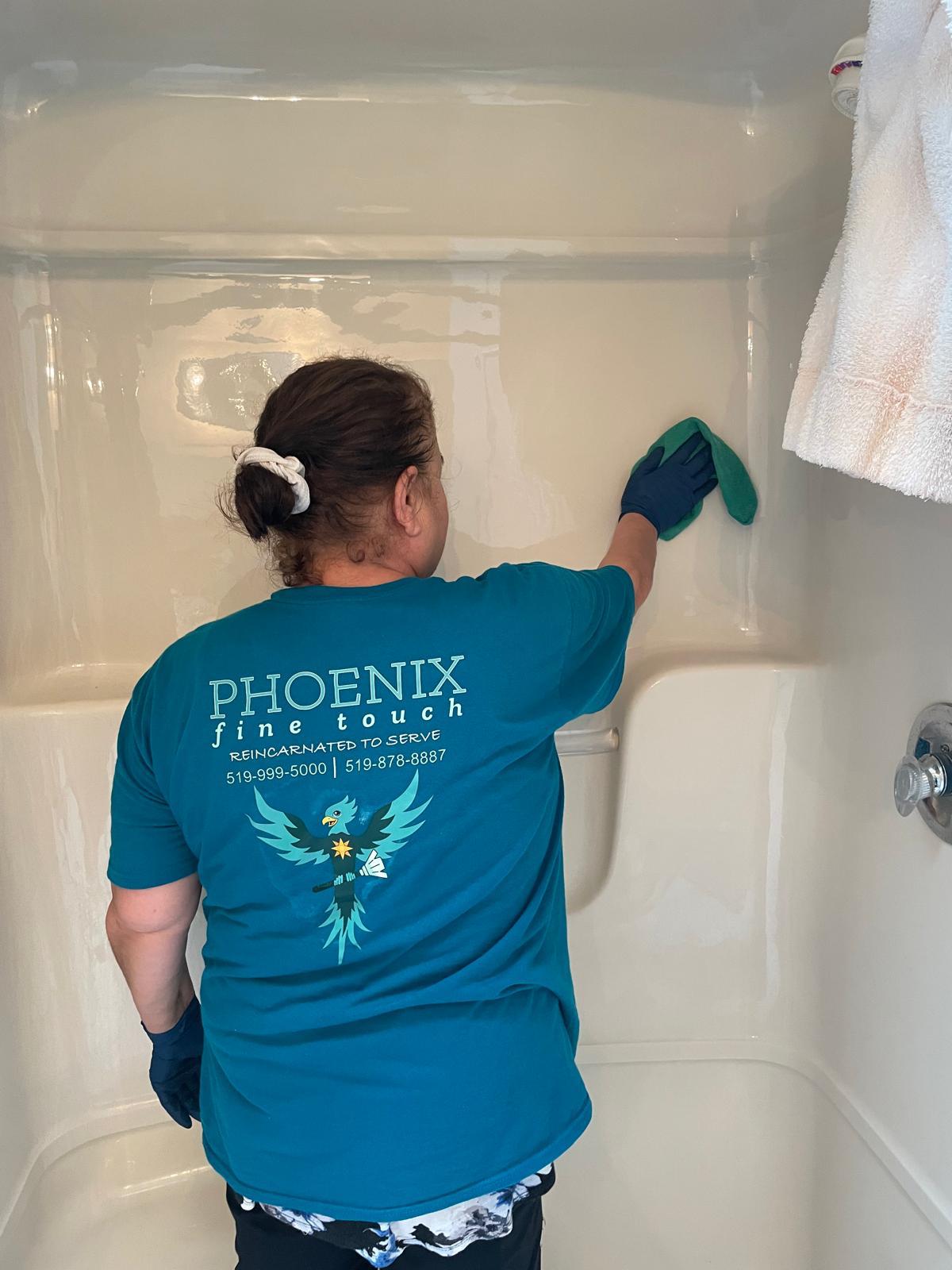 Phoenix employee in company uniform: Bathrooms and everyday surfaces