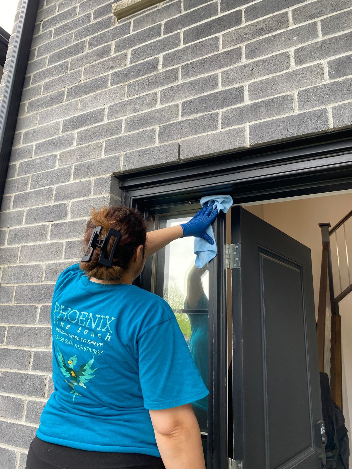 Phoenix employee in company uniform: Door frames and finishing details